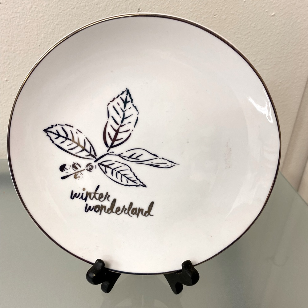 American Atelier Winter of Wonderland Holiday Gold-rimmed 8" Plate